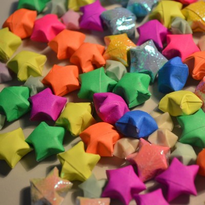 Taller de Origami: Doblamos estrellas luminosas.