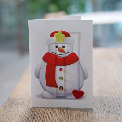 Kinder basteln Weihnachtskarten mit LED-Zauber