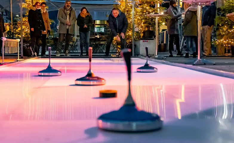 Eisstockschiessen auf dem Thuner Weihnachtsmarkt