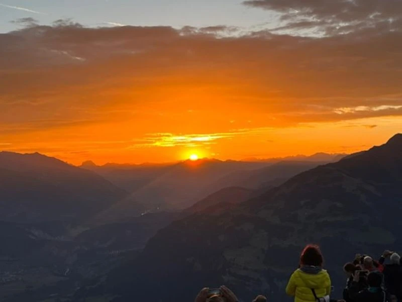 Paseo al amanecer en otoño con desayuno en la cima en Piz Mundaun