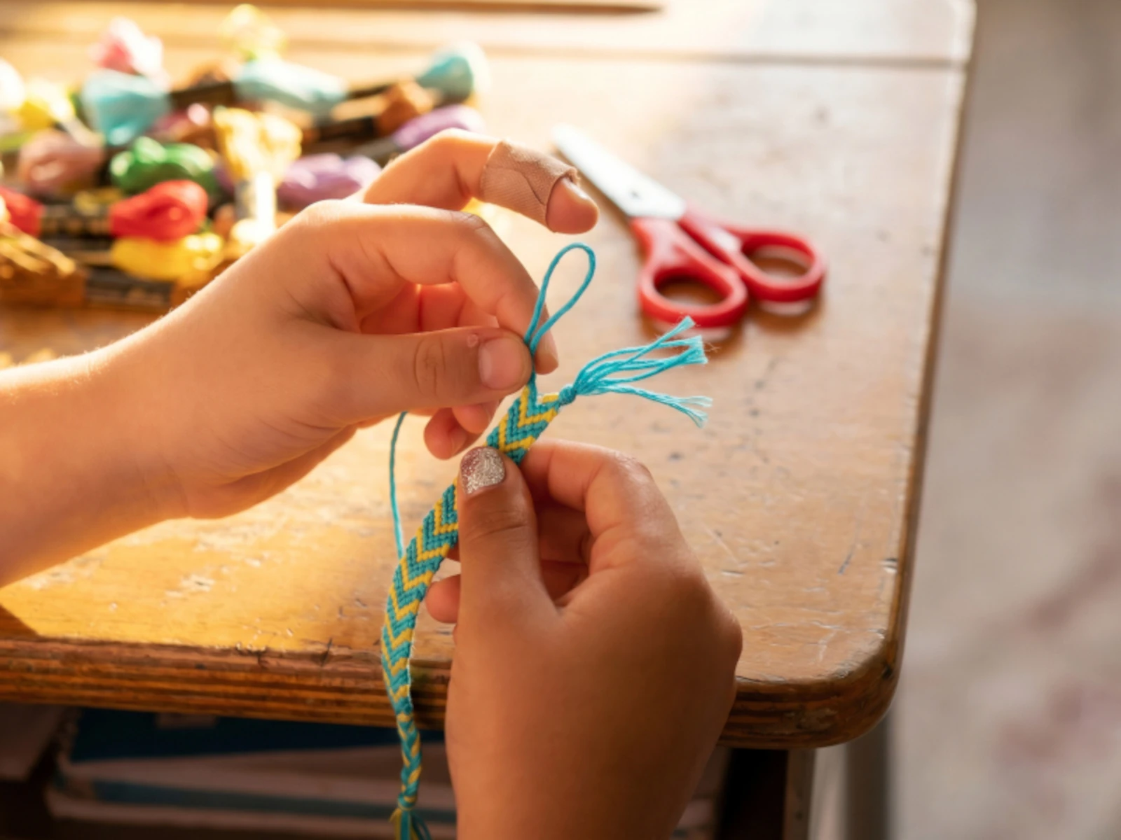 "Plai a mi": Taller de pulseras en Brigels