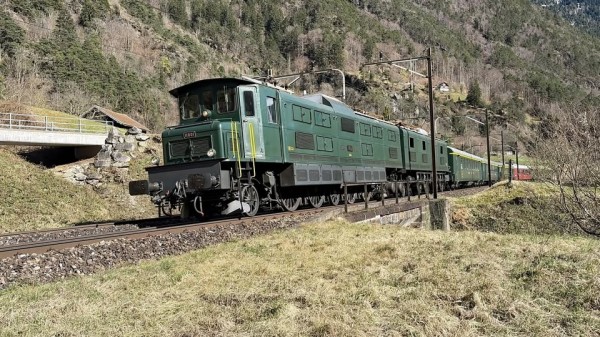 Tour en train avec l'Ae 8/14 11801