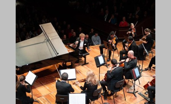 Peace Philharmonic & Nikolay Khozyainov spielen Barber, Scho