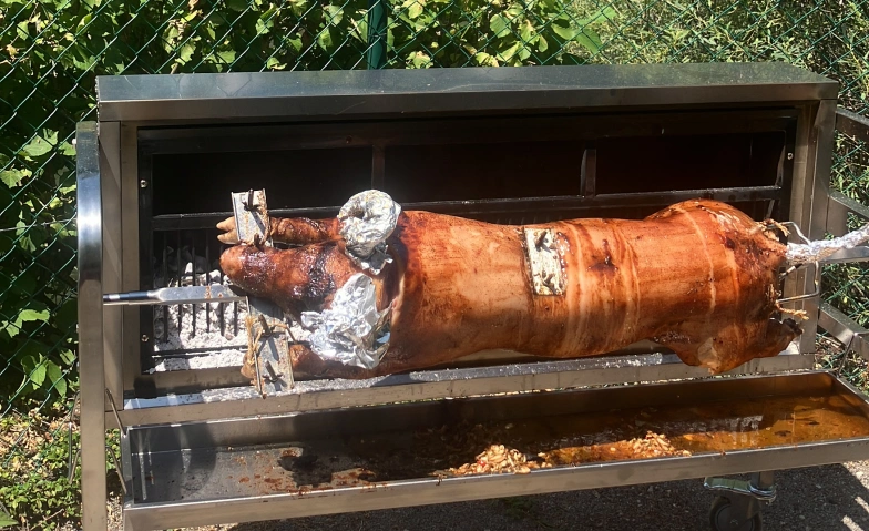 ¡Dejemos que la cerda suelte la olla! Cochinillo asado en la parrilla de carbón.