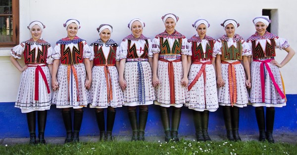 Přehlídka lidových krojů s cimbálovou muzikou
