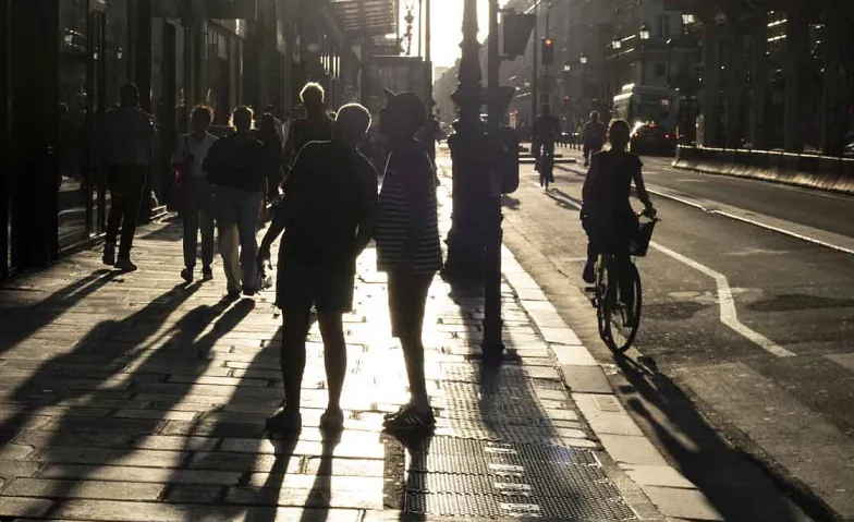 Fotografía de personas en la luz del atardecer