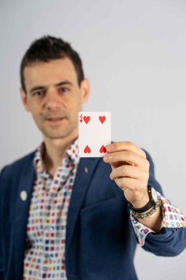 From mudac to Las Vegas: Introduction to Magic