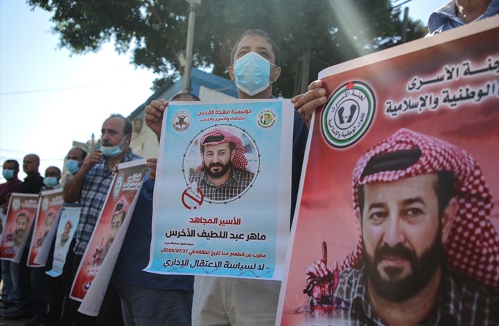 غزة...فلسطينيون يطالبون بإنقاذ حياة المعتقل "الأخرس"