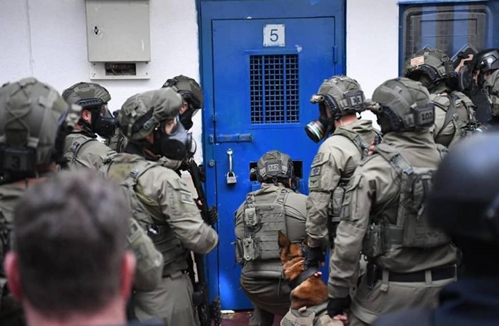 الأسرى الفلسطينيون بسجون الاحتلال يبدأون إضرابا عن الطعام