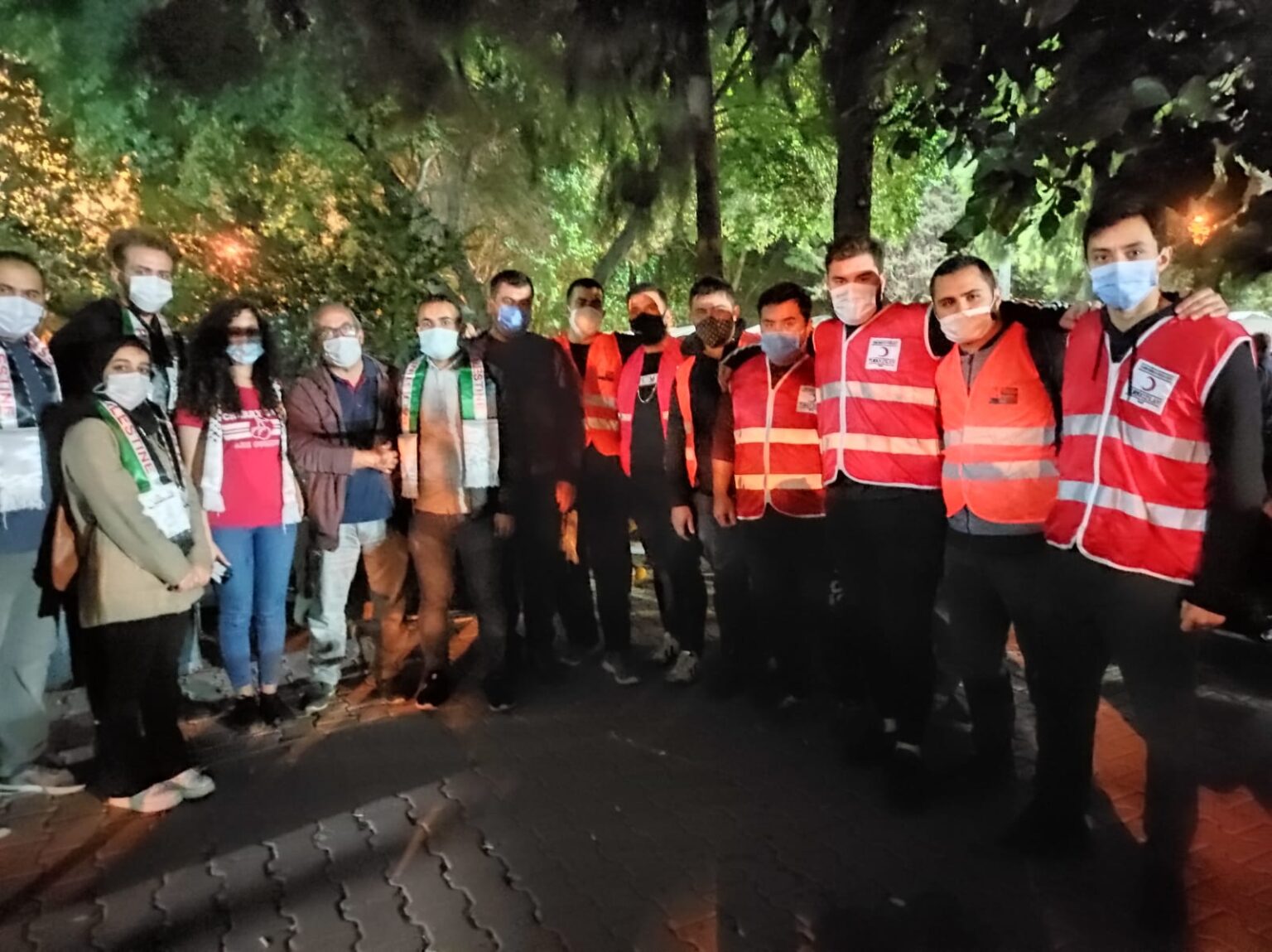 (بالصور) طلبة فلسطينيون يشاركون في الجهود التطوعية تجاه متضرري زلزال إزمير