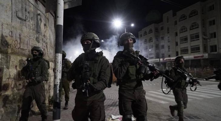 الاحتلال يعتقل ويداهم منازل المواطنين في الضفة والقدس