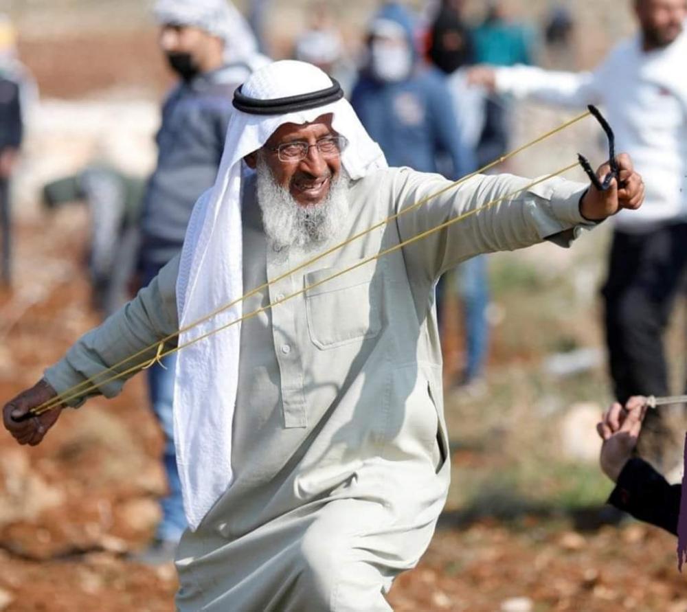 الاحتلال يعتقل "أيقونة المقلاع"المسن سعيد عرمه من منزله بقرية دير جرير.