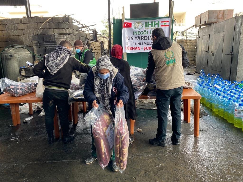 "الإغاثة التركية" تقدم مساعدات شتوية لمئات الأسر الفلسطينية في لبنان