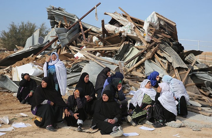 وسط أجواء عاصفة.. الاحتلال يهدم منازل فلسطينيين بالنقب المحتل