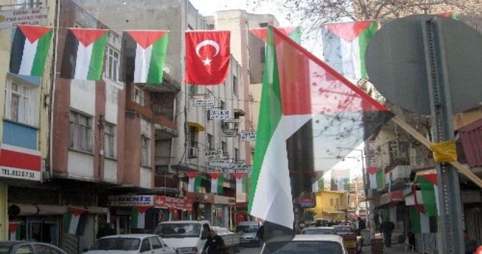 إدارة الهجرة في مدينة بورصة تمنح الكملك لـ 36 لاجئ فلسطيني