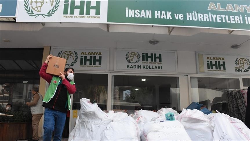 غزة.. "IHH" التركية توزع مساعدات إنسانية للفقراء