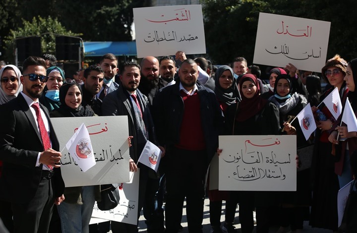 المحامون يصعدون احتجاجاتهم ضد قرارات عباس بشأن القضاء