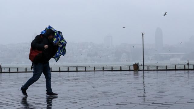 الأرصاد الجوية تحذر من عاصفة تضرب اسطنبول