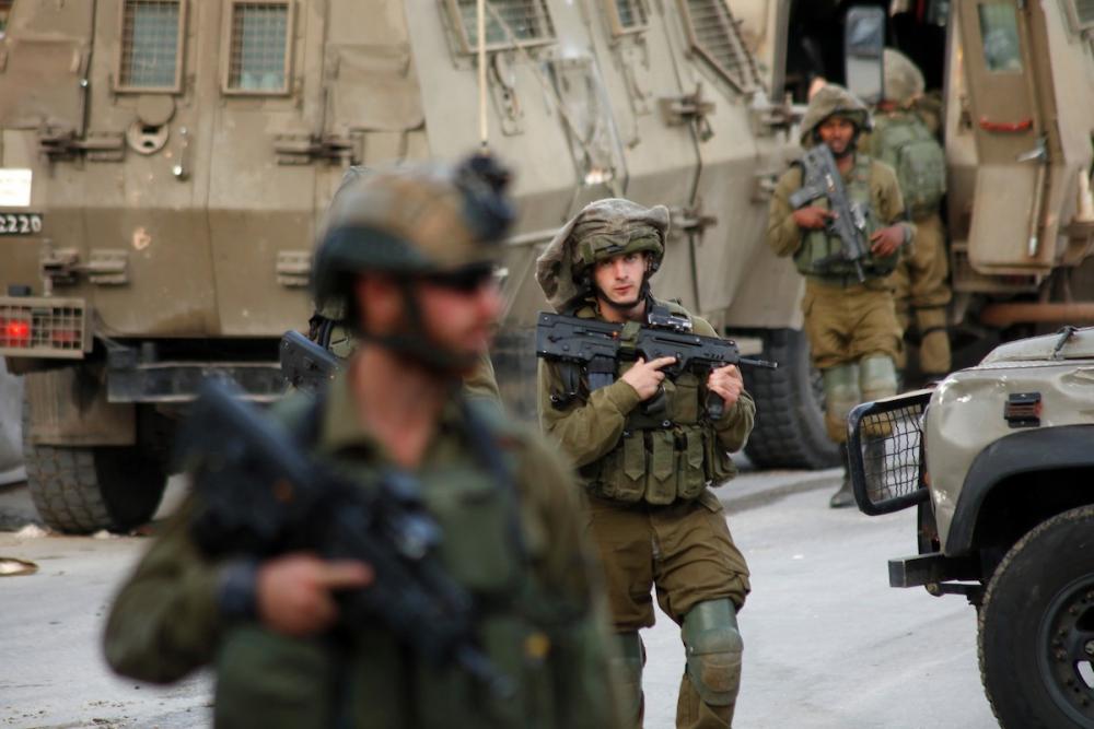 الاحتلال يشن حملة اعتقالات في الضفة والقدس بينهم قيادي في حماس