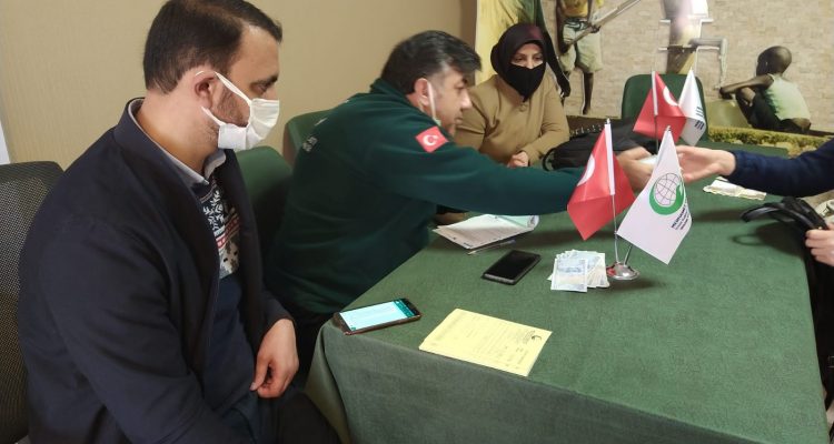 فيدار وجمعية مرحمة تشكيلات توزعان مساعدات نقدية على العائلات الفلسطينية في مدينة أنقرة
