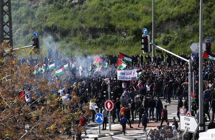 عشرات آلاف الفلسطينيين يحتجون ضد عنف شرطة الاحتلال وتقاعسها