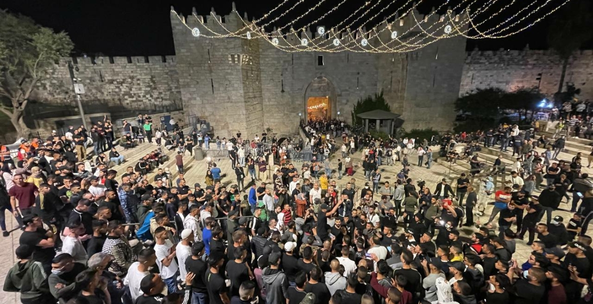 قوات الاحتلال تنسحب من باب العمود.. وفرحة فلسطينية بـ”الانتصار على المحتل”