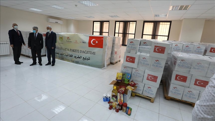 "تيكا" التركية توزع 9 آلاف طرد غذائي لمحتاجين بالضفة الغربية