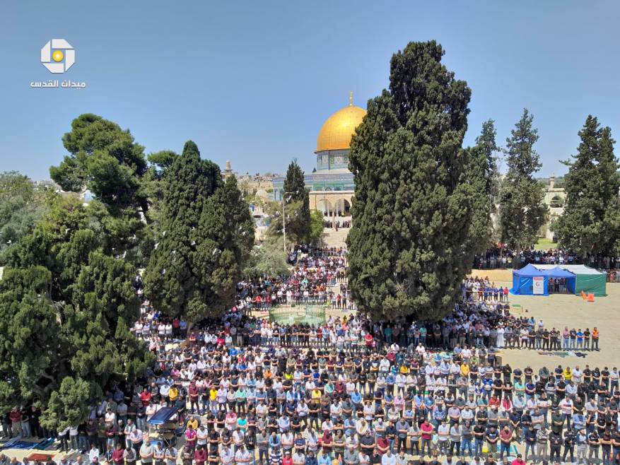70 ألفا يؤدون الجمعة الأخيرة بالأقصى رغم إجراءات الاحتلال