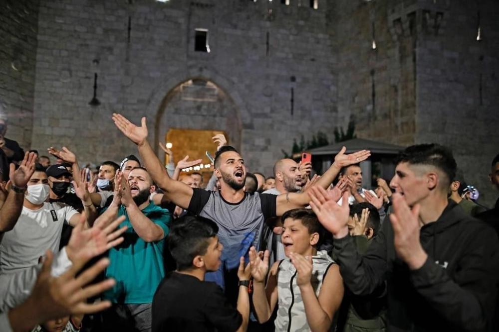 القدس تنتصر وتقتلع الحواجز الإسرائيلية في باب العامود