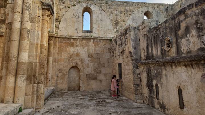 بحثوا سبل إعمارها.. فلسطينيون يزورون الآثار العثمانية بالضفة المحتلة