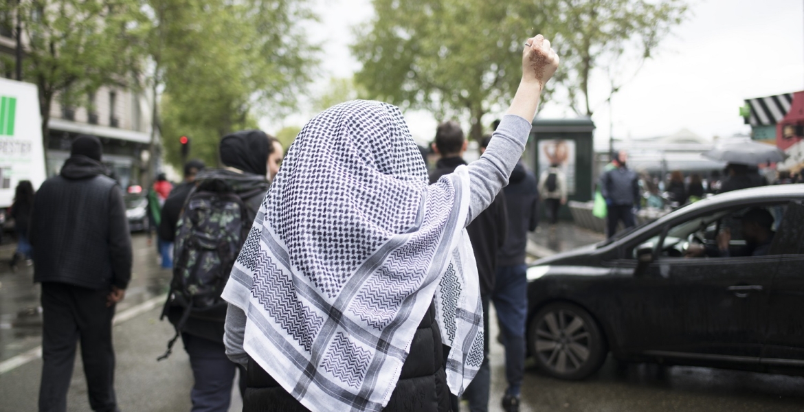 جوجل يربط الكوفية بـ”الإرهاب”! محرك البحث يشوه رمز المقاومة الفلسطينية