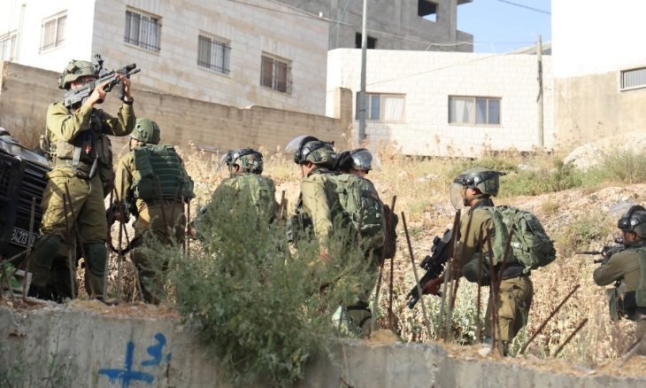 الاحتلال يواصل حصار نابلس ويعتقل العشرات في الضفة الغربية