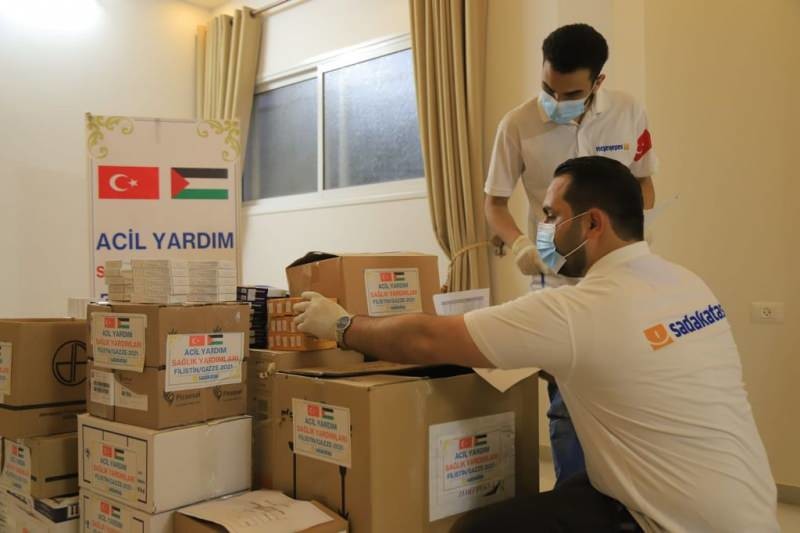 “حجر الصدقة” التركية تقدم 6300 صندوق دواء إلى 3 مراكز صحية في غزة