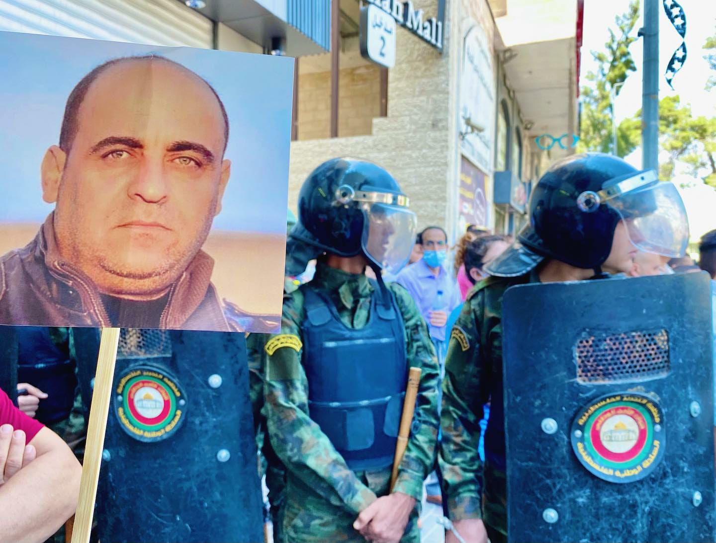 كيف تلقت النخب الفلسطينية حادثة اغتيال الناشط بنات ؟