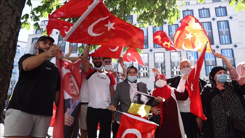 أمام مقر إقامته في بلجيكا .. أتراك وفلسطينيون يستقبلون أردوغان