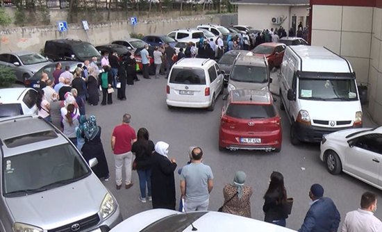 ازدحام أمام مراكز التطعيم في مدينة إسطنبول للحصول على لقاح كورونا