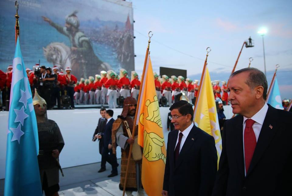 داوود أوغلو يدعم حكومة أردوغان ضد مزاعم زعيم للمافيا حول سوريا