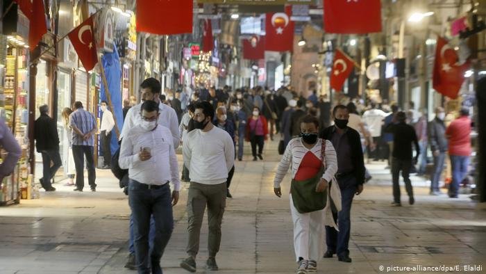تركيا.. قيود جديدة على فئة معينة من المواطنين والمقيمين لتفادي الإغلاق