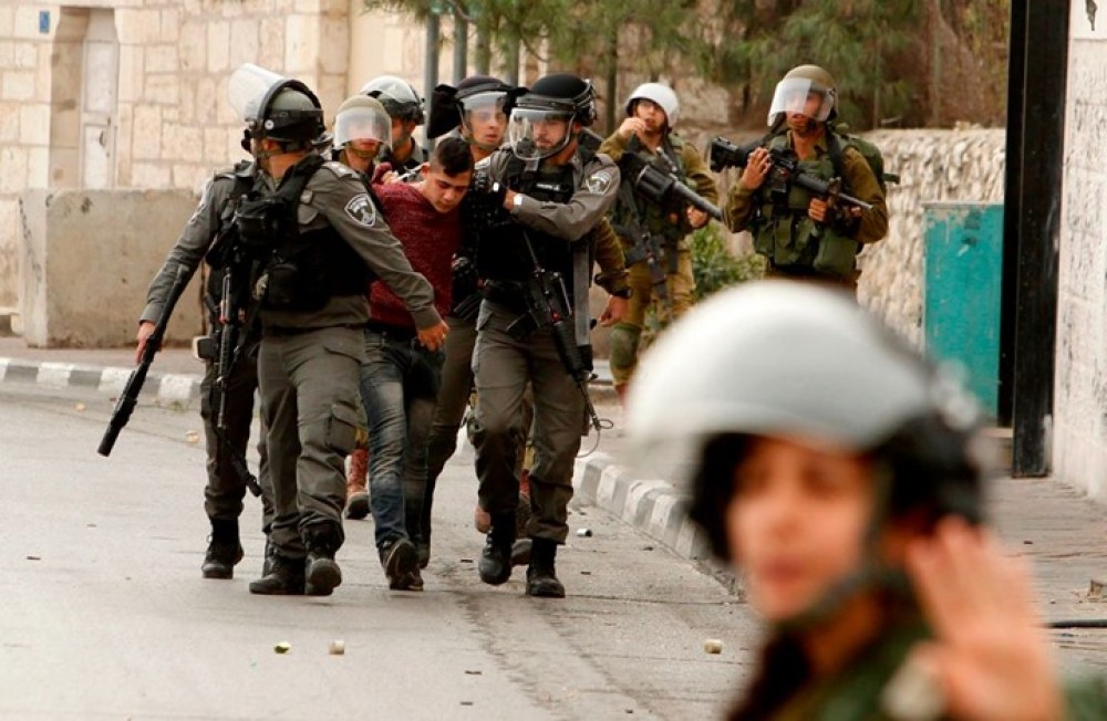 طعن واقتحام للمسجد الأقصى بالقدس واعتقالات بالضفة