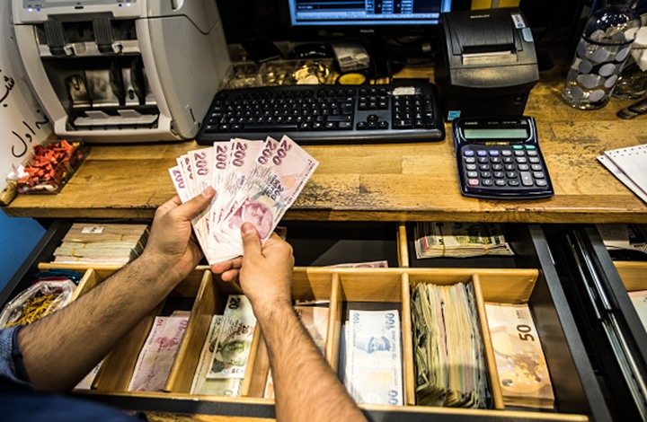 الليرة التركية تستمر بالتراجع أمام العملات الأجنبية