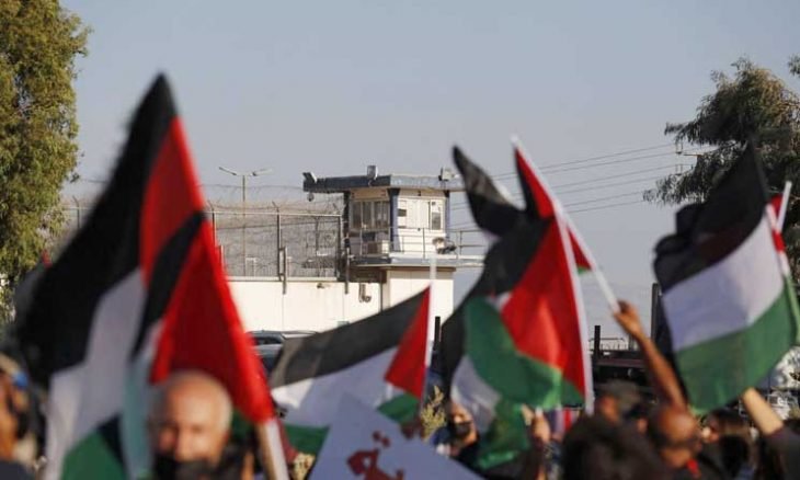 فايننشال تايمز: الأسرى الفارين من جلبوع تحولوا إلى أبطال شعبيين وجعلوا الاحتلال مادة للسخرية