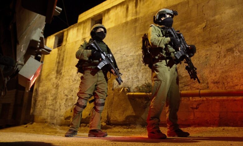 الاحتلال يشن حملة اعتقالات وهدم منازل في الضفة والقدس