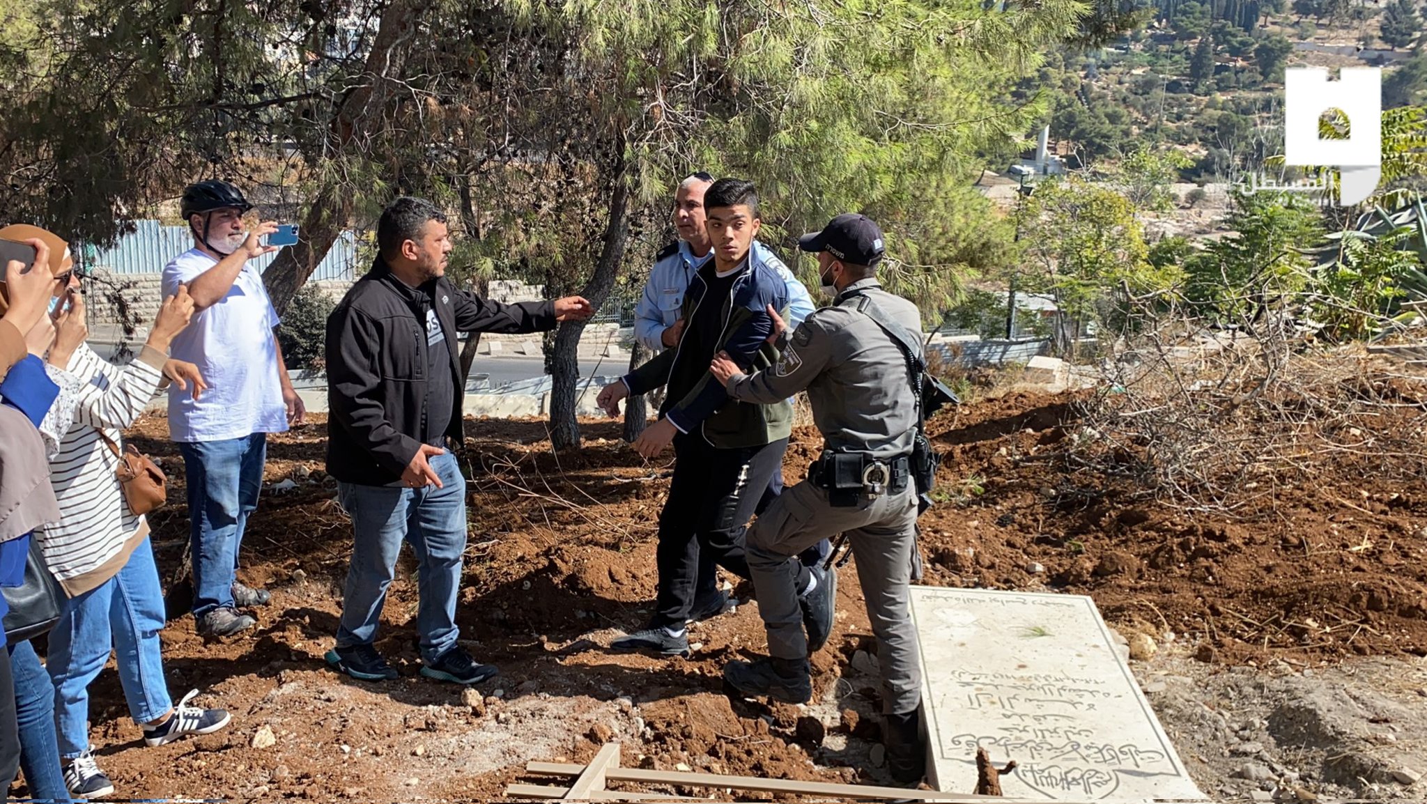 الاحتلال يجرّف مقبرة بالقدس.. واعتقالات ومداهمات في الضفة