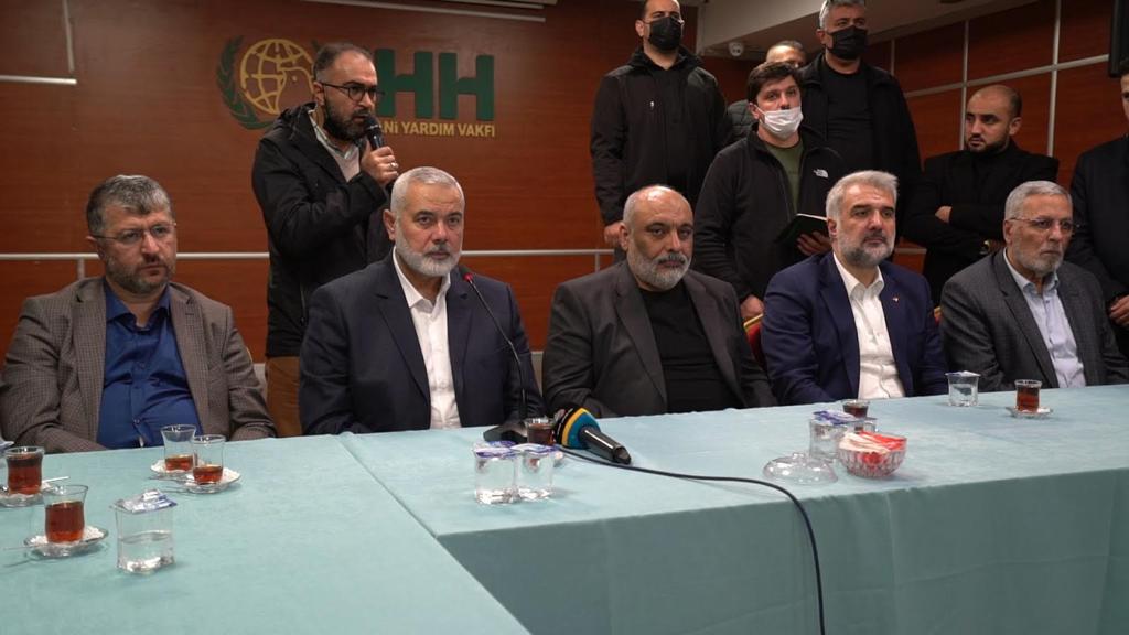 بالصور .. وفد من حماس برئاسة هنية يعزي هيئة الـ" İHH" بوفاة الشبان الأربعة