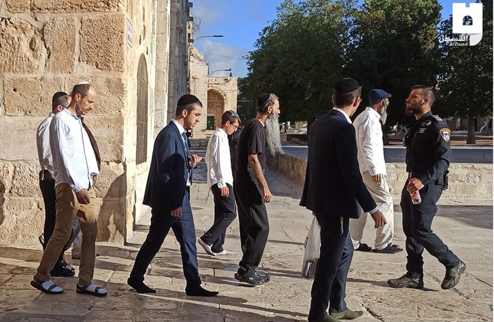 مستوطنون يقتحمون الأقصى وحملة اعتقالات في الضفة