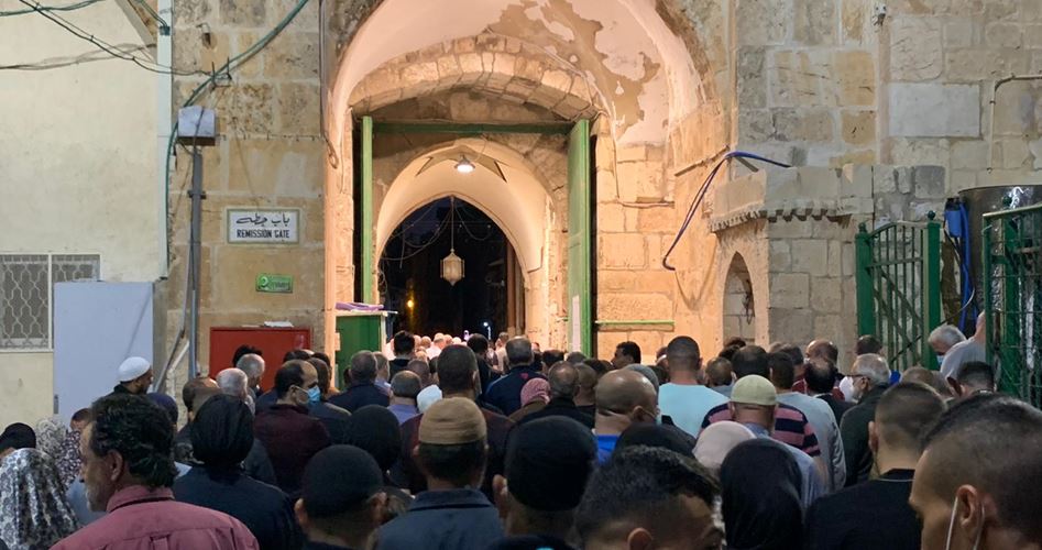 الآلاف يؤدون الفجر بالأقصى والإبراهيمي نصرة للأسرى