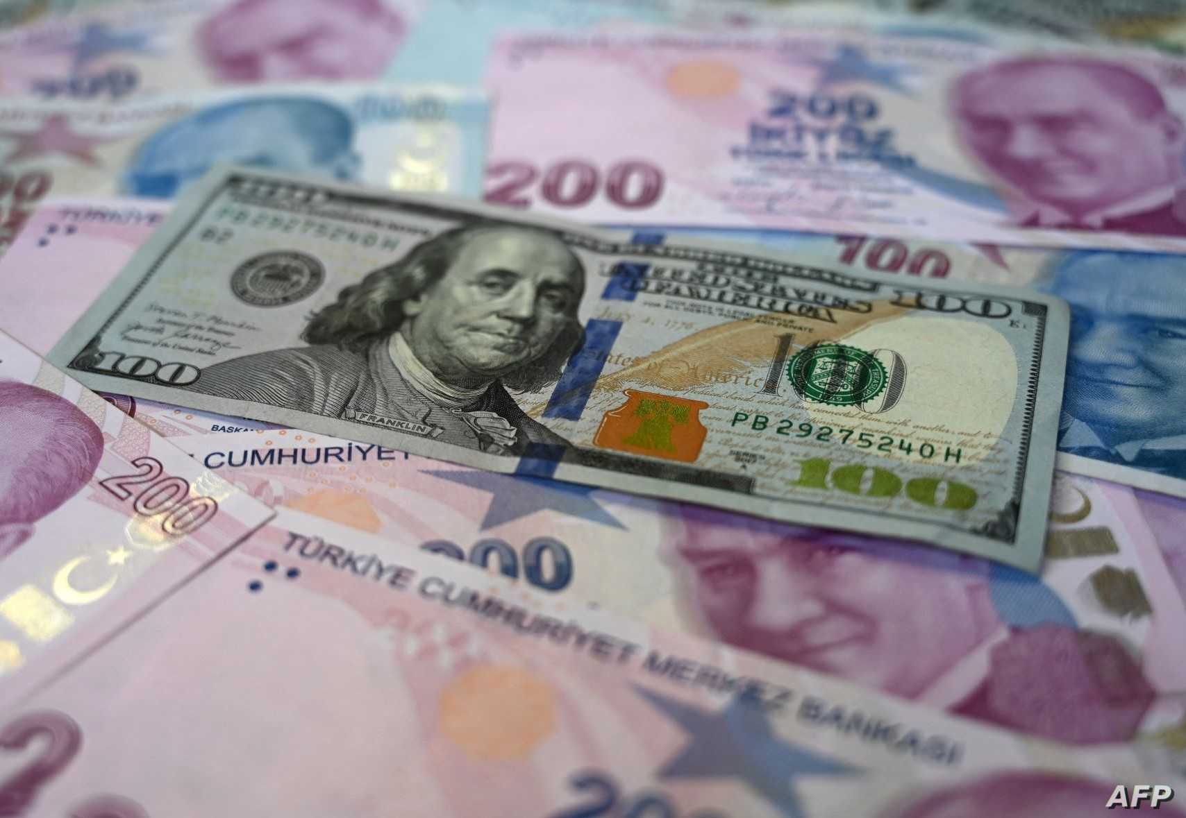 الليرة التركية تحافظ على مكاسبها.. وشركات تخفض أسعارها
