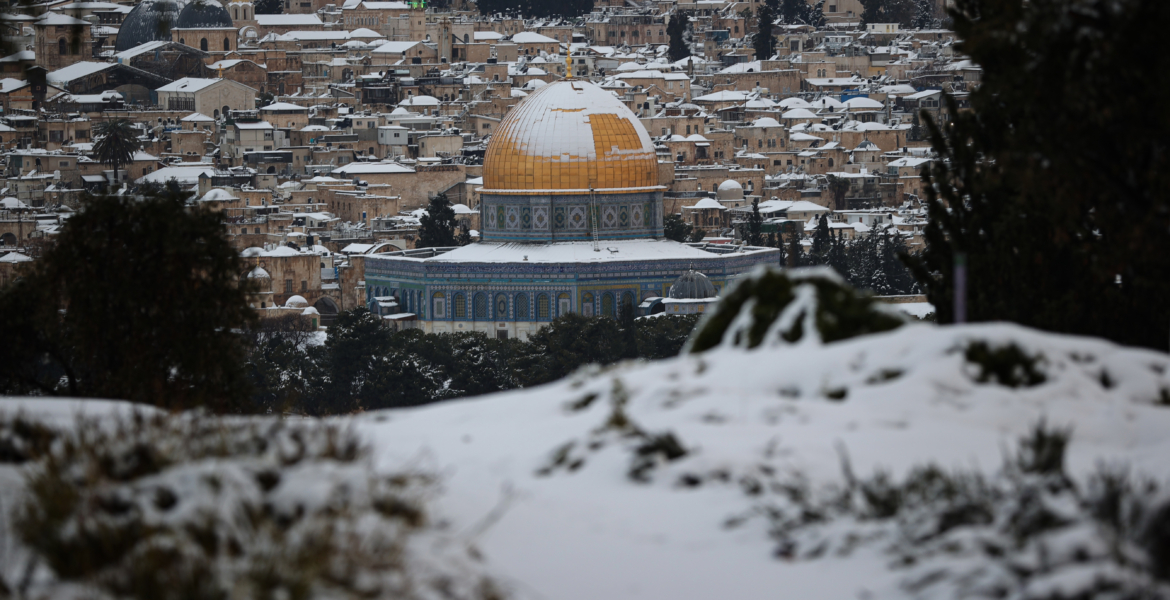 القدس تلبس الأبيض .. صور وفيديوهات من باحات الأقصى وكيف استقبل الفلسطينيون الثلج