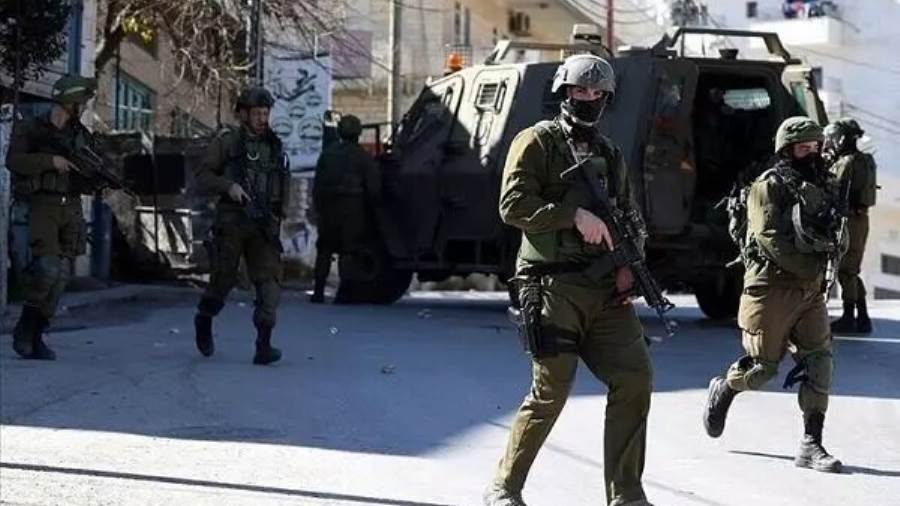 اعتقالات ومداهمات الاحتلال بالضفة تطال مخيم الجلزون .. وهدم في الجنوب