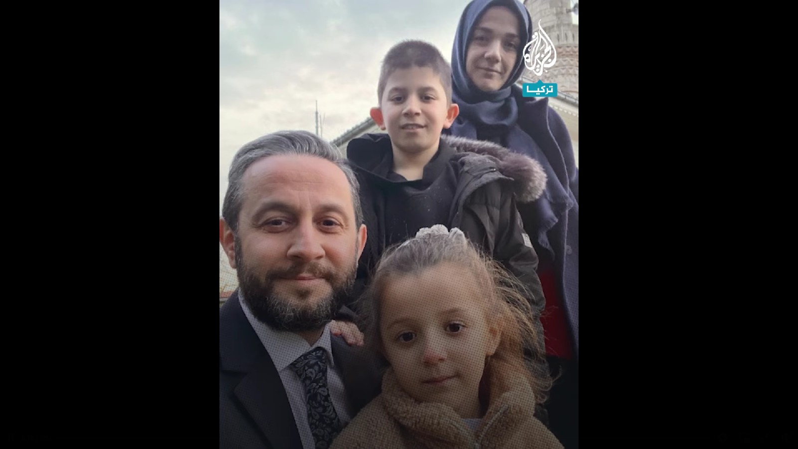 فسحة المساجد .. عائلة تركية تقضي عطلتها في المساجد بدلا عن المولات